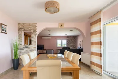 Six Bedroom Villa with Outdoor Pool, Sauna an...