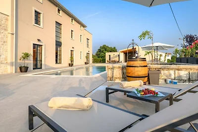 Villa in Kirmenjak mit Schwimmbecken