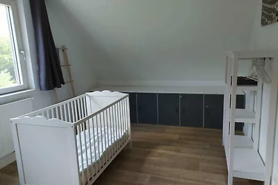 Nieuw huis aan de rand van een groot bos, gro...
