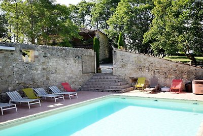 Castello rustico con terrazza a Bon-Encontre