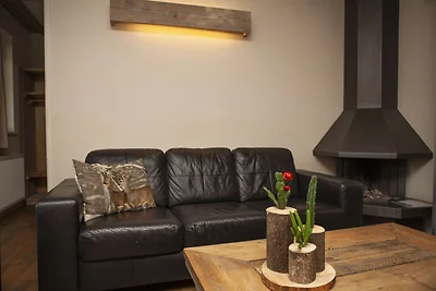 Bungalow mit dekorativem Kamin in der Nähe
