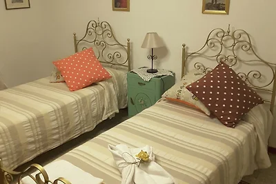 Villa rustica circondata da campi di girasoli