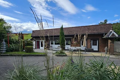 Bauernhaus in Belgien mit grünem Garten