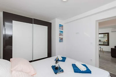 Apartment Semi - One Bedroom Apartment with T...