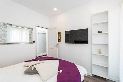 Appartement met ייn slaapkamer en balkon