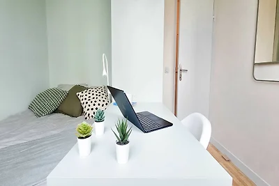 Camera accogliente in un accogliente appartam...