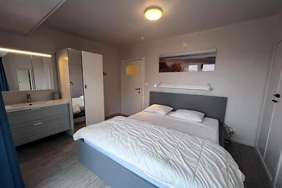 Helle Wohnung mit seitlichem Meerblick