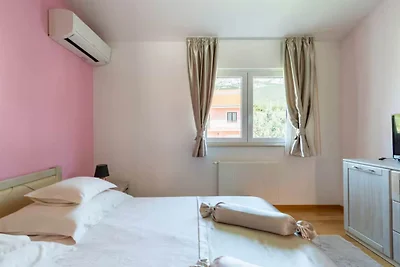 Six Bedroom Villa with Outdoor Pool, Sauna an...
