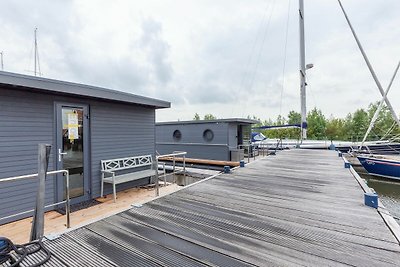 Luxuriöses Hausboot im Yachthafen von Volenda...