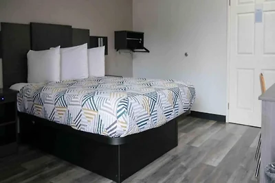 1 Queensize Bed | Mobil Access Tub | Ns...