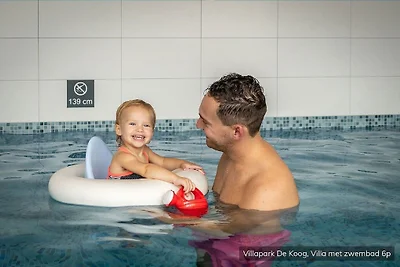 Üppige Villa mit Innenpool in Meeresnähe