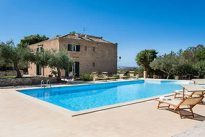 Moderna villa a Paceco con piscina privata