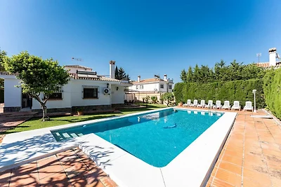Angenehme Villa in Churriana mit Pool