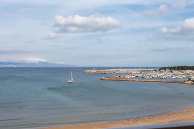 Appartement in L’Escala bij strand & zwembad
