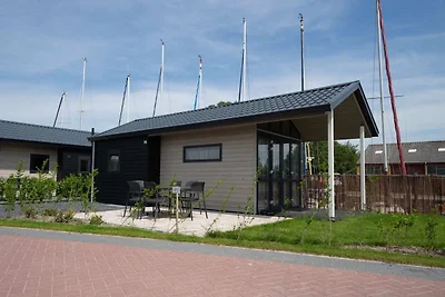 Lodge aan het meer met tuin