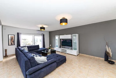 Exquisite Spacious Villa Bufaline with Pool a...