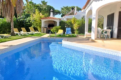 Geräumige Villa mit vier Schlafzimmern und pr...