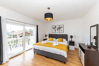 Exquisite Spacious Villa Bufaline with Pool a...
