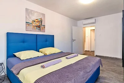 Spaziosa villa a Pola con piscina riscaldata
