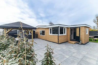 Ruhige Oase am Wasser mit Sauna
