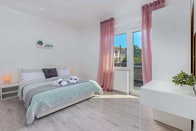 Villa in Dramalj mit Meeresstrand