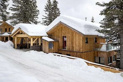 Lebhaftes Chalet mit Whirlpool