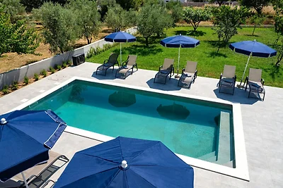 Villa met zwembad en sauna in Galovac