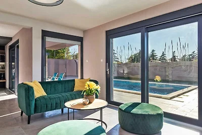 Entspannende Villa in Pula mit privatem Pool