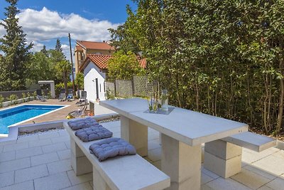 Moderne Wohnung mit Pool und Terrasse