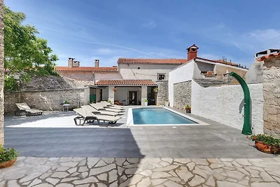 Villa in Gajana mit Schwimmbecken