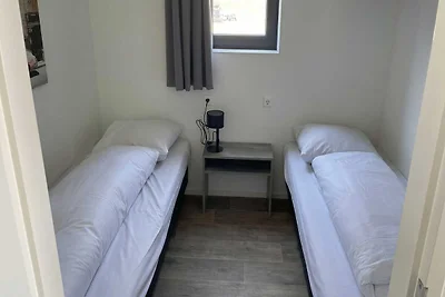 Zeitgenössisches Lakeside Chalet für 4...