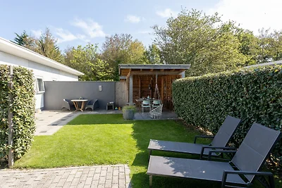 Ferienhaus am Strand mit Garten