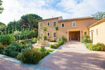 Weelderige villa met uitzicht op de baai van...