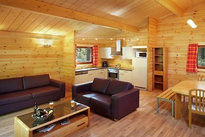 Modernes Holzchalet mit Ofen, im Wald gelegen