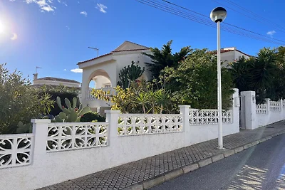 Hübsche Villa mit Terrasse und Pool