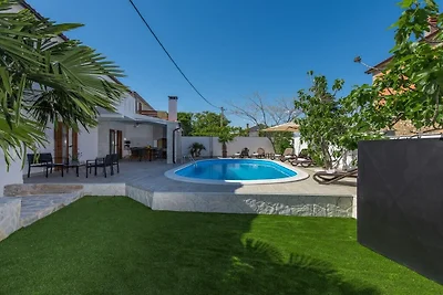 Villa in Polje mit Schwimmbecken