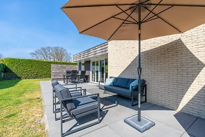 Geschmackvoll eingerichteter freistehender...