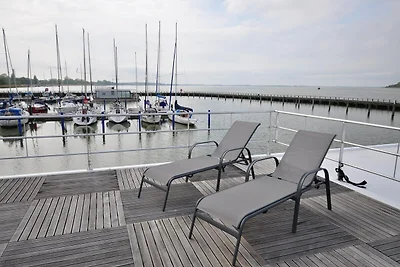 Hausboot im Hafen in Ribnitz-Damgarten