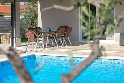 Ferienhaus in Tinjan mit Schwimmbecken