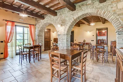 Elegante Casa Vacanze a Urbania con Giardino