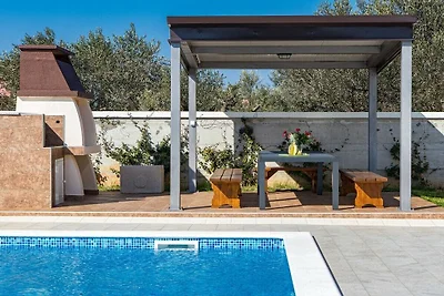 Villa in Valbadon mit Schwimmbecken