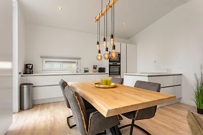 Modernes Chalet mit dekorativem Kamin in...