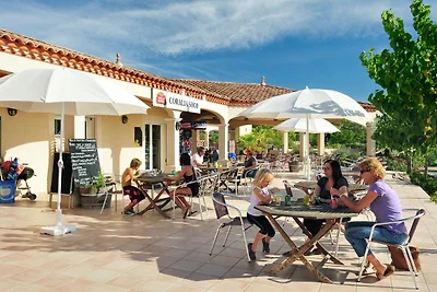 Villa estiva con terrazza o loggia, situata i...