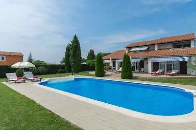 Villa in Nova Vas mit Schwimmbecken