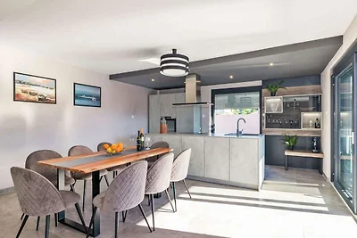 Entspannende Villa in Pula mit privatem Pool