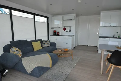 Hausboot im Hafen in Ribnitz-Damgarten