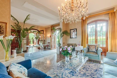 Villa a Lucca con Piscina e Vista Campagna