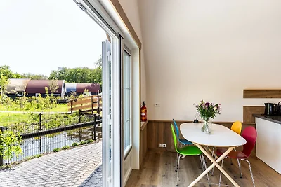 Modernes Haus an einem Teich in einem...