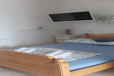 Geräumige Ferienwohnung mit Garten in Starigr...