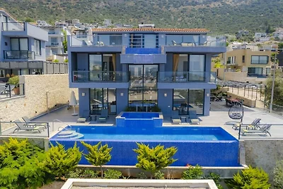 Villa in Kalkan mit Schwimmbecken